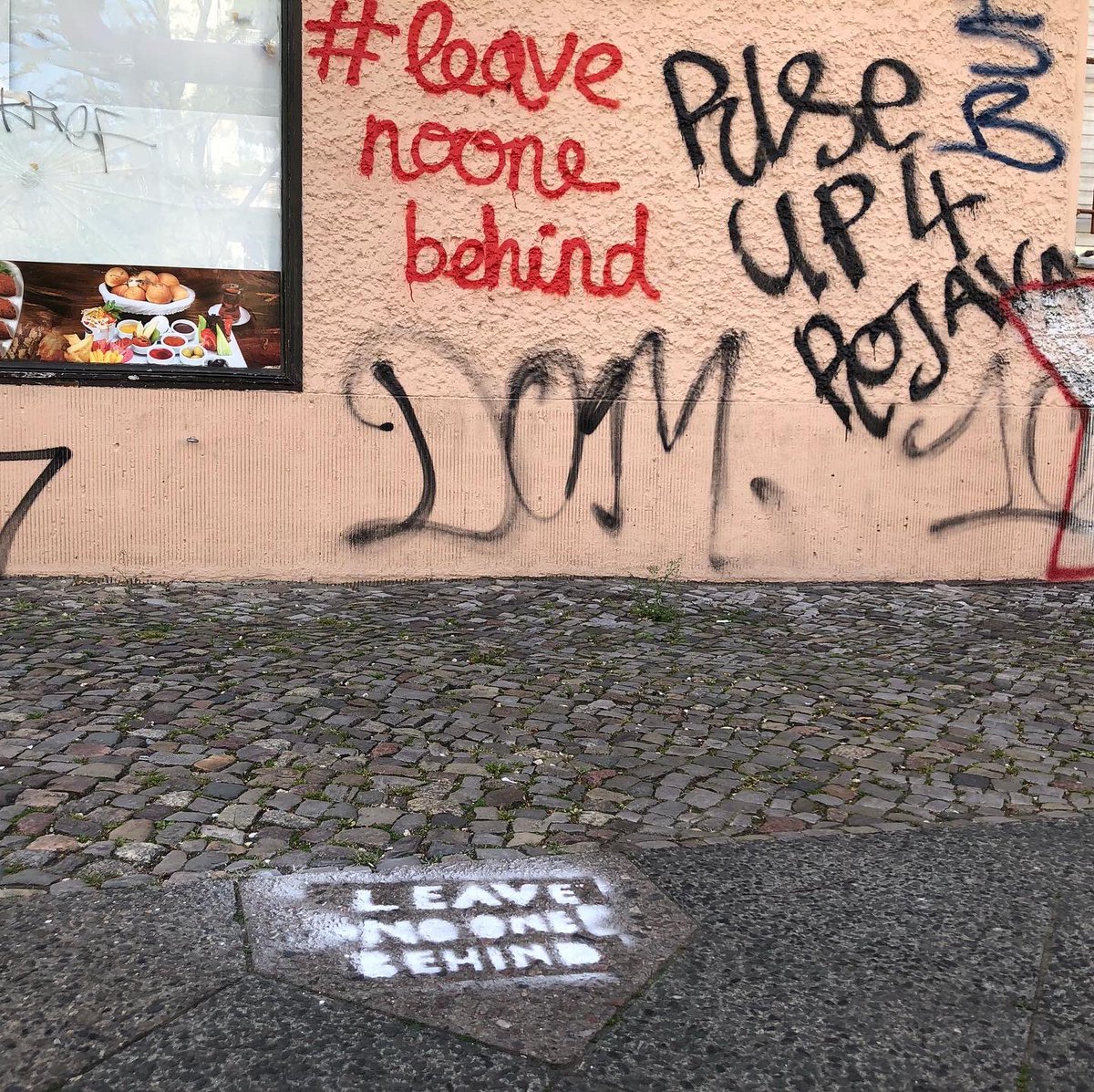 solidclara's tweet photo. Während Deutschland nach mehr als einem Jahr Pandemie so langsam aufatmet, leiden die Menschen auf Lesbos noch immer. Es gilt immer noch: #leavenoonebehind 

#moria #lesvos #lesbos #refugeeswelcome https://t.co/1AiONaHTBW