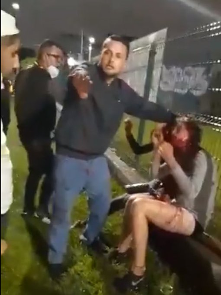 LadoBCol's tweet photo. ⚠️#Denuncia | Este es el hombre que golpea brutalmente a una mujer trans en la Av. primero de Mayo en Bogotá.  Urge su captura y judicialización. https://t.co/qjqxcw2v7R