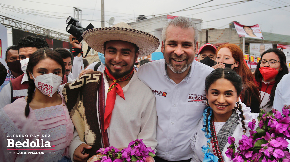 ARBedolla's tweet photo. ¡Gracias Zitácuaro! por la confianza, por sumarse a la cuarta transformación ¡No les vamos a fallar!, vamos a sacar adelante a #Michoacán con un gobierno honesto, a ras de suelo y de la mano de nuestra gente. 

Juntas, juntos somos la esperanza #BedollaGobernador #VotaBedolla https://t.co/B5zGMhbCx8