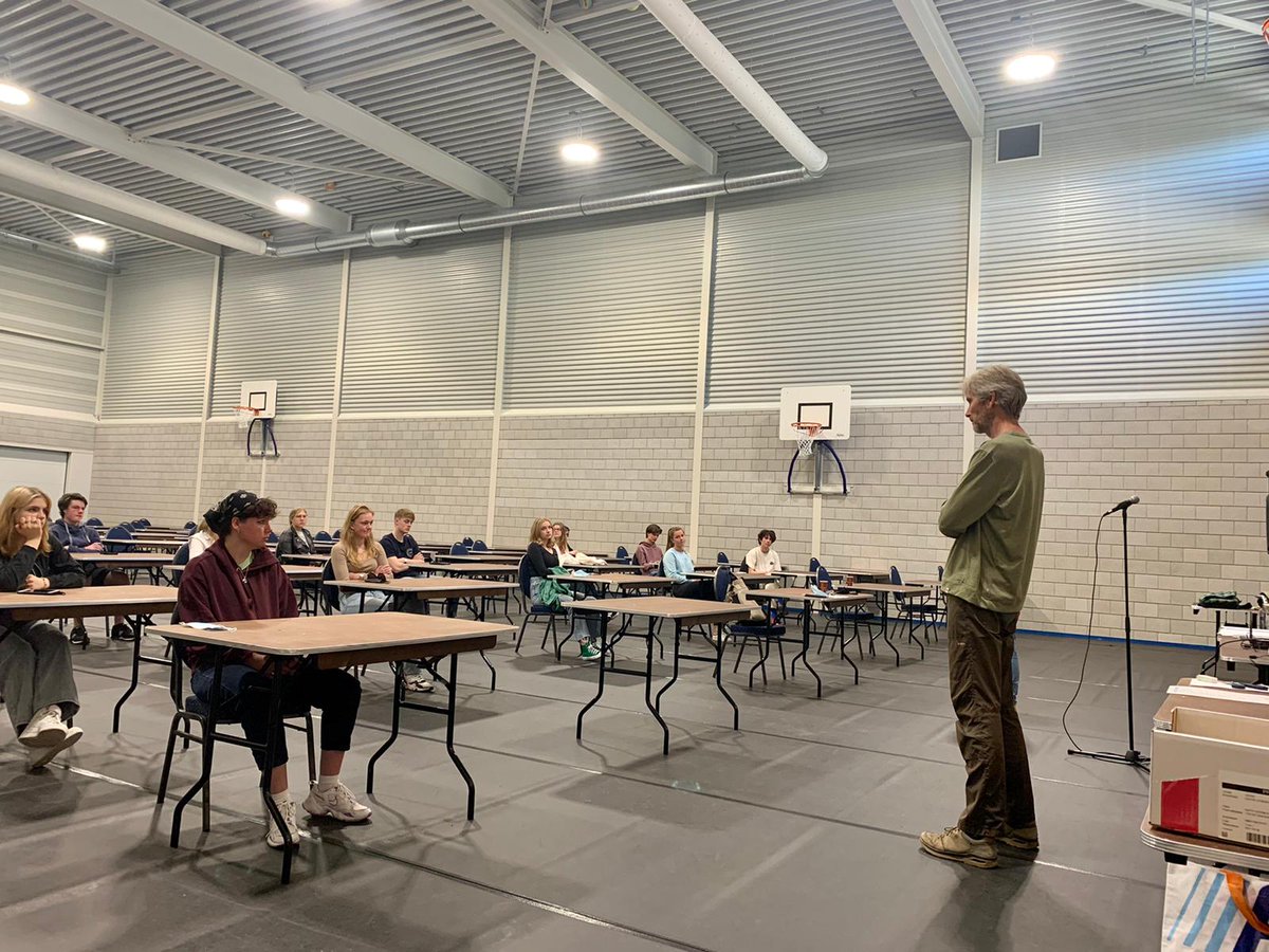 TOPTexel's tweet image. Vandaag spraken we samen met @JobSchepers1 met zo'n veertig leerlingen van @OSGDeHogeberg over de toekomst van het toerisme...   De leerlingen hadden zat ideeën. Daarover alles in de @texelsecourant van komende vrijdag. #dejeugdheeftdetoekomst