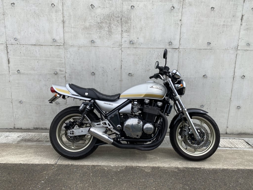 polyester69's tweet photo. カワサキ　ゼファー1100 売ります
走行距離7100㌔（実走行）
ヘッドから少量オイル滲み有り
所々バフ掛けしております。
タンクのラインはデカールになります。すぐ剥がせます。
無名モナカ管　
コワーズバッステップ
ハンドルは純正タイプに変わります。
100万円　CB750F気になります。
直接取引希望 https://t.co/5HfMz3QPfL