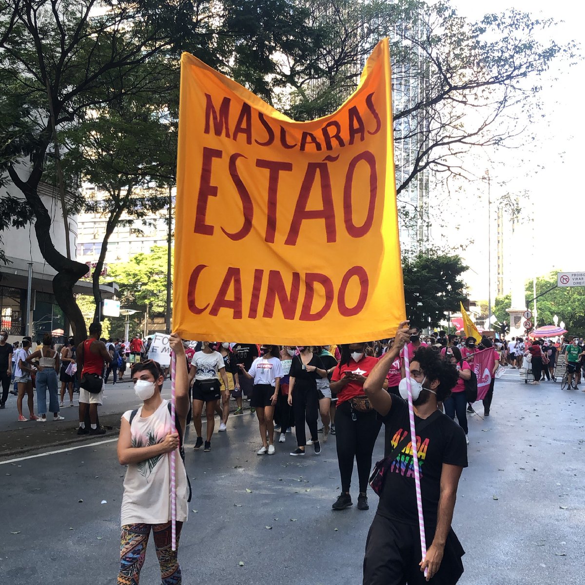 __andrevictor's tweet photo. Sábado teve #29M #ForaBol卐onaroGenocida e bandeiras das #joyces https://t.co/QOkeSXACtu