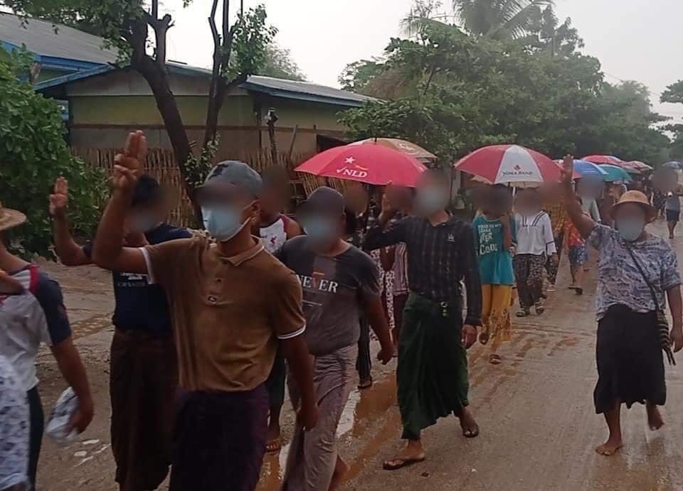 Kim_surina's tweet photo. Local people in Myaing Township joined the strike this evening (May 31) in the rain to overthrow the military dictatorship.
 #WhatsHappeningInMyanmar
 #RejectMilitaryCoup
#May31Coup https://t.co/TF4OYrlPsD