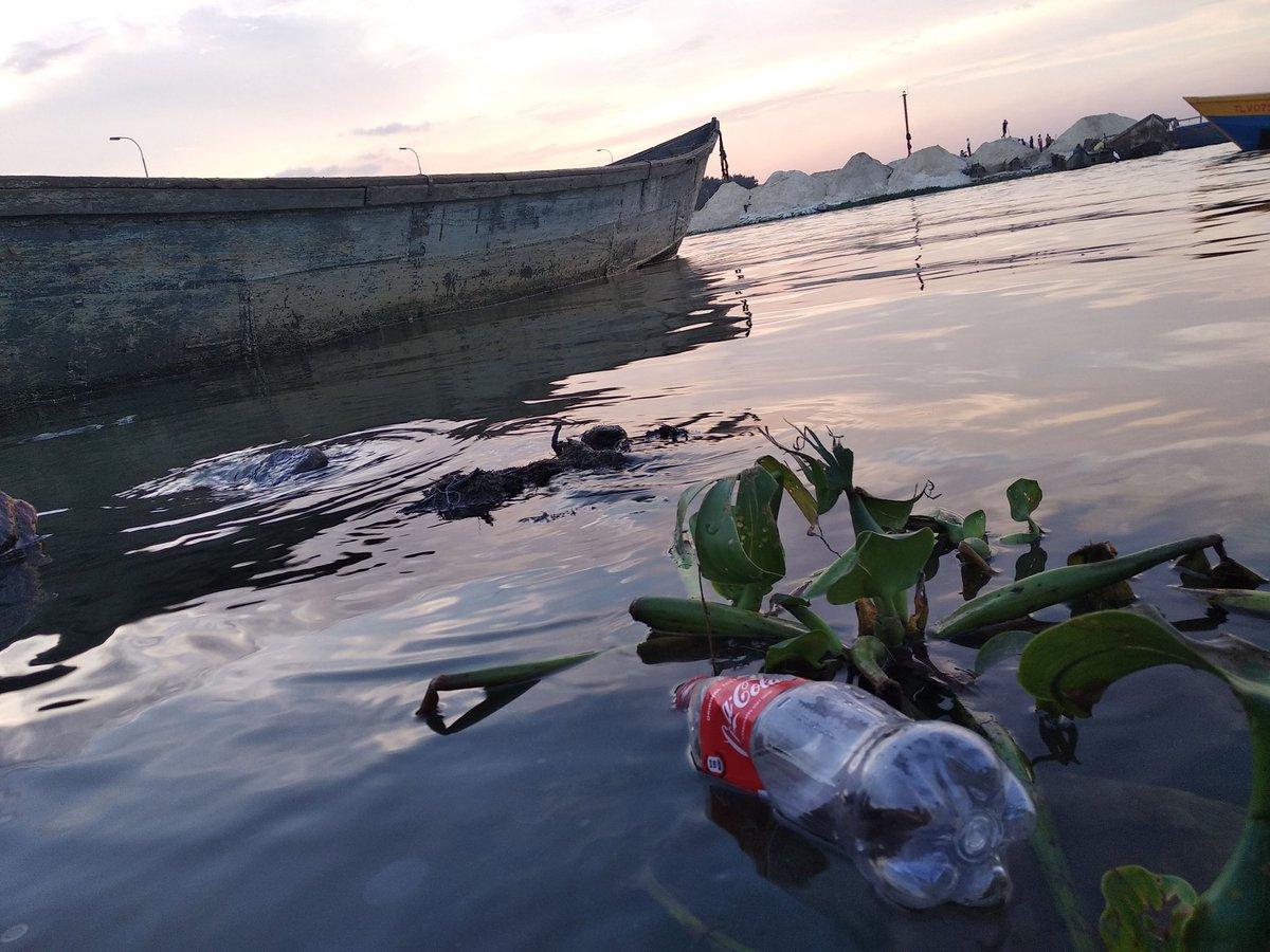 NakabuyeHildaF's tweet photo. A bottle spends about 5 minutes in your hands and 1000 years in the sea. Is this what you want your grandchildren to remember about you?
Our natural resources deserve to be clean.
#LakeShoreCleanUp https://t.co/H04HrRQXZ4
