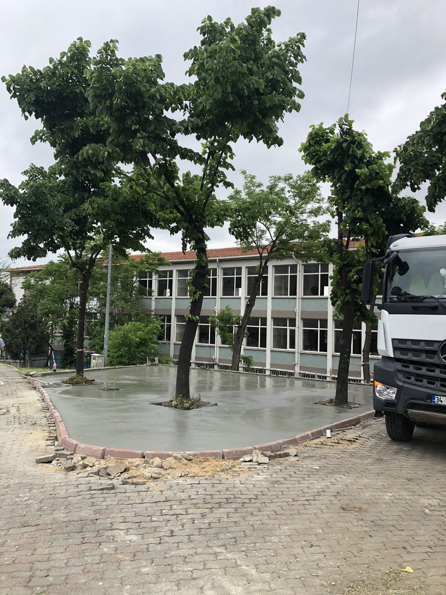 huriyebastas's tweet photo. Bi de daha yeşil bir Beyoğlu diye tabela koymuşsunuz. İyice delirelim diye mi? Buraya neden beton döktünüz? @BeyogluBld #beyoğlubelediye https://t.co/yKxZ3X8kJN