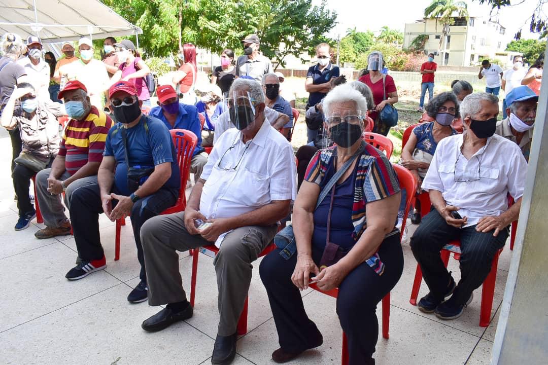 NicolasMaduro's tweet photo. Iniciamos la II fase de vacunación anticovid con buen pie y mucha esperanza, en los próximos meses elevaremos el ritmo de inmunización del pueblo. Es necesario seguir cuidándonos al máximo, no bajemos la guardia en ningún momento. El proceso está avanzando, paciencia y confianza. https://t.co/hdgX3VvacA