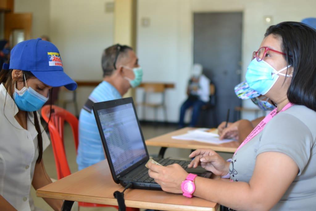 NicolasMaduro's tweet photo. Iniciamos la II fase de vacunación anticovid con buen pie y mucha esperanza, en los próximos meses elevaremos el ritmo de inmunización del pueblo. Es necesario seguir cuidándonos al máximo, no bajemos la guardia en ningún momento. El proceso está avanzando, paciencia y confianza. https://t.co/hdgX3VvacA
