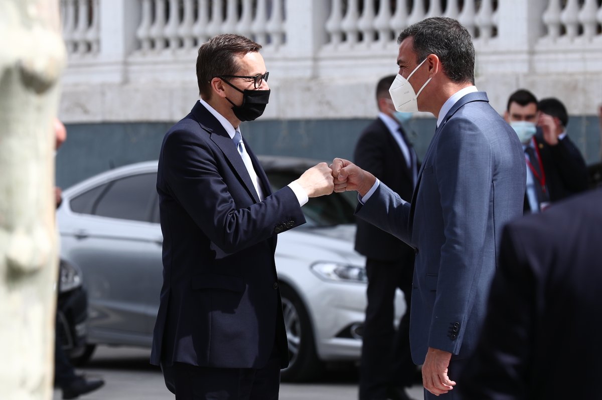 sanchezcastejon's tweet photo. Hoy damos un nuevo impulso a las relaciones entre España y Polonia. Son muchos los ámbitos en los que podemos colaborar para retomar la senda de crecimiento y acelerar la recuperación económica y social de nuestros países. Gracias, @MorawieckiM por venir a Alcalá de Henares. https://t.co/Ml0KnfQGg2