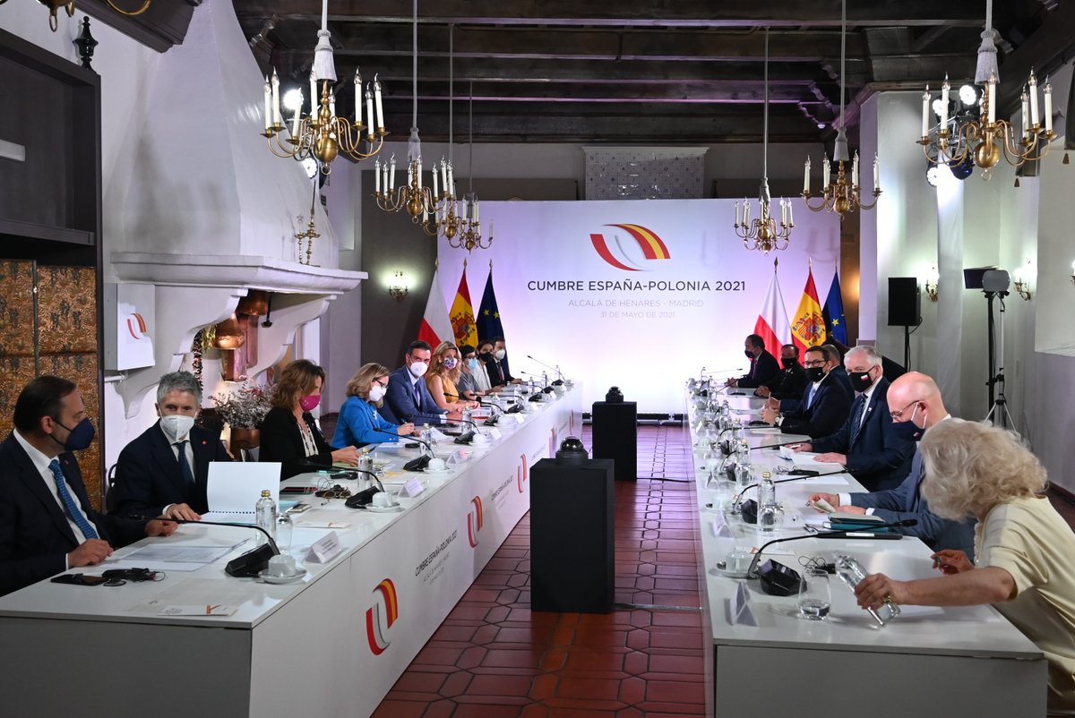 sanchezcastejon's tweet photo. Hoy damos un nuevo impulso a las relaciones entre España y Polonia. Son muchos los ámbitos en los que podemos colaborar para retomar la senda de crecimiento y acelerar la recuperación económica y social de nuestros países. Gracias, @MorawieckiM por venir a Alcalá de Henares. https://t.co/Ml0KnfQGg2