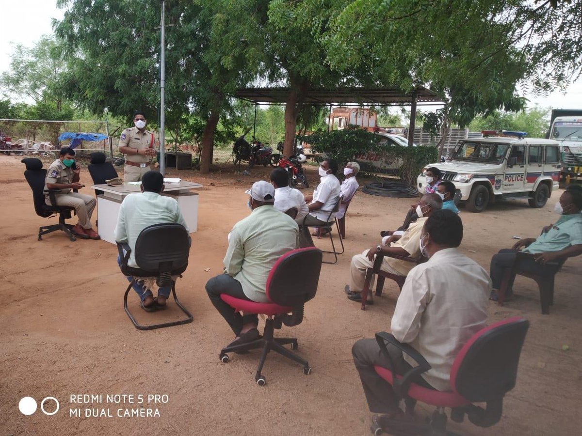 MalkajgiriCop's tweet photo. Today SHO @MadgulPS conducted an #awareness programme with #fertilizer dealers &amp; owners of Madugula mandal &amp; instructed them not to sell expired date seeds ,#SpuriousSeeds &amp; un-authorized dealers should not sell out the seeds. #StringentAction will be taken against the violators https://t.co/TB1X5Wdw0E