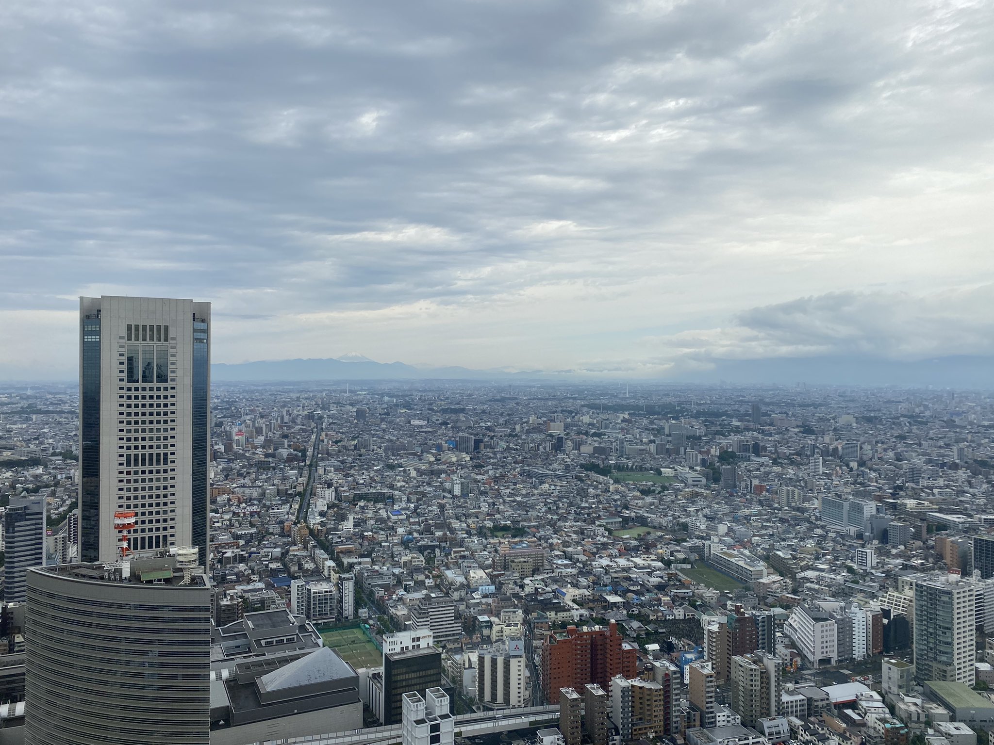 しん トラベルコンテンツメーカー お部屋は 50階のパークデラックスルーム 富士山側とスカイツリー側 があるみたいだけど 富士山側のお部屋に 朝 奇跡的に見れた 1枚目でぜひ探してみておくれ 眺望のイラスト がかかれたパンフレットが手書き