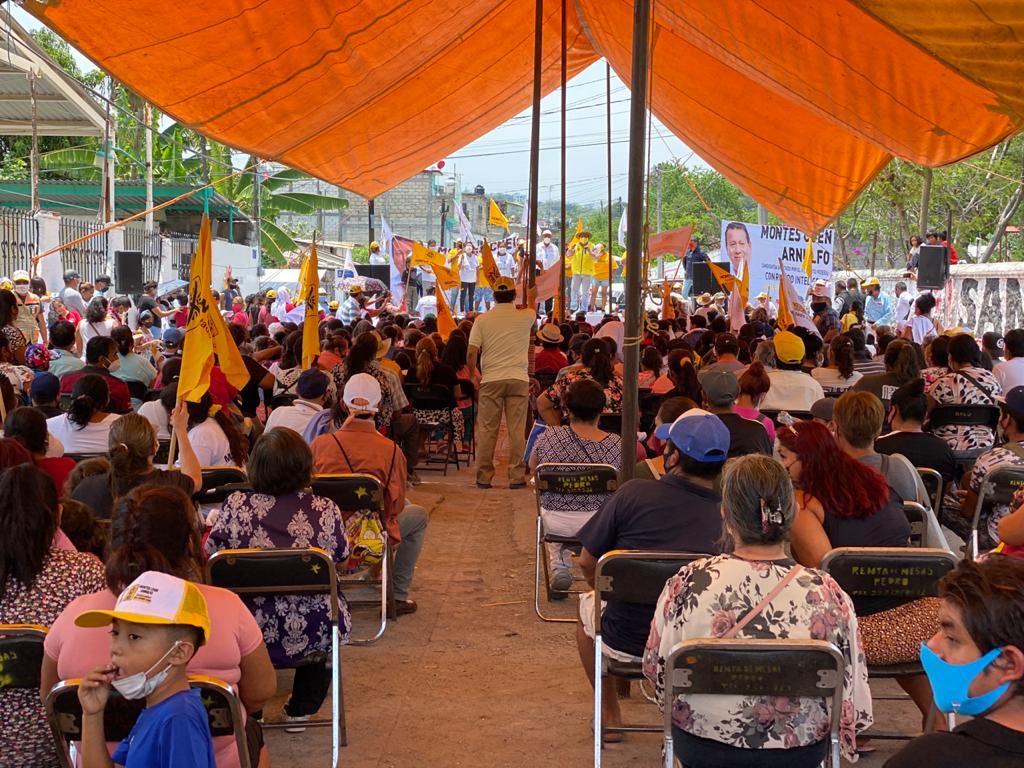 NIMorelos's tweet photo. El día de ayer @Matias_QM acompañó en la Colonia pro hogar a el candidato federal Arnulfo montes Cuen por el distrito II, al cierre se su  campaña en el municipio de Emiliano Zapata. 

#VotaAmarillo #3de3 #VotaPRD #VotoÚtil #PorElSolDelMañana #NIMorelos https://t.co/2fbeJ2A07a