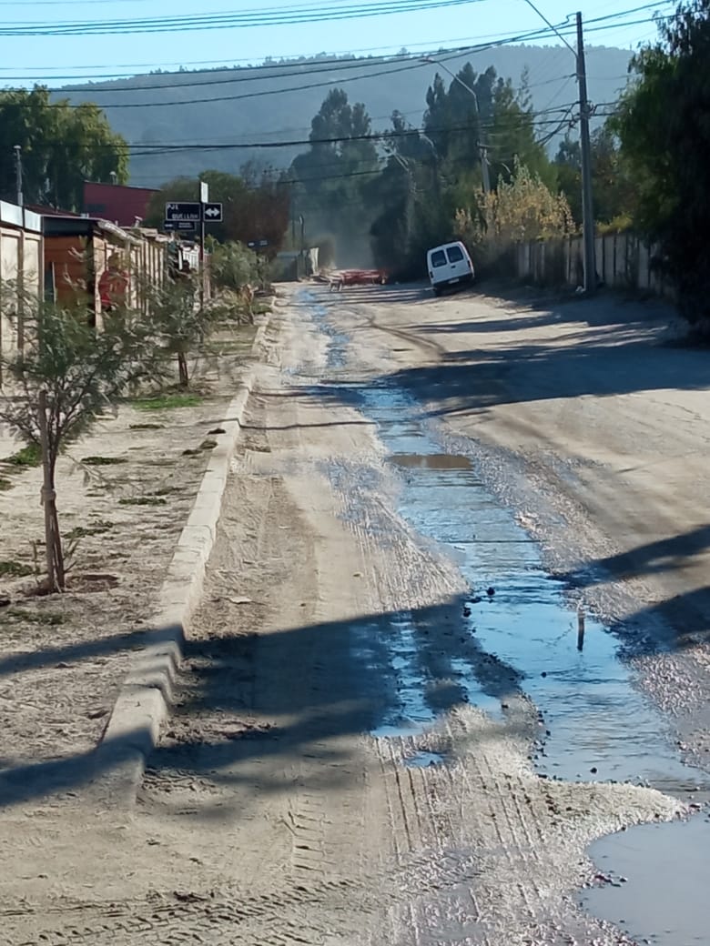 csegovia_'s tweet photo. @esval_chile @ValeMelipillan @MargaMargaHoy 1 semana perdiendo agua potable en bto norte calle Gómez Carreño, población oasis y nadie hace nada!! Se llama a esval y nadaaaa!! Se están rompiendo las calles nuevamente!! https://t.co/Jiz9joJvDw