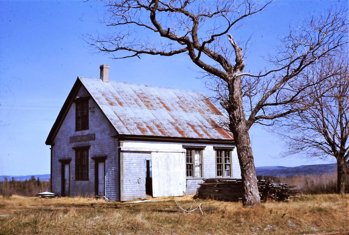 halifaxbloggers's tweet photo. A building that stayed, but not exactly the same. This one-room school house in Clarence, and other things that caught Stephen Archibald's eye in the '70s, in Old Album, Number Ten:
 
https://t.co/fxRhiVOyEK

#NovaScotia #architecture #design #history #noticing @Cove17 https://t.co/2lp1WG98xh