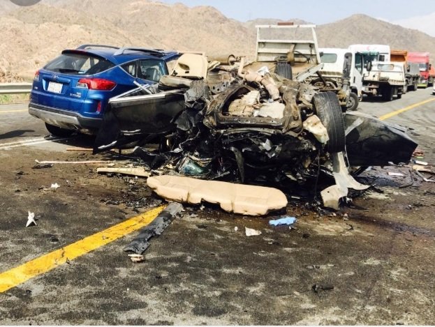 الى وزارة النقل.
طريق المخواه،نمره،سبت شمران، غير مزدوج ويشهد كثافه مروريه كبيره ينتج عنها حوادث مروريه مروعه ،نامل سرعة تنفيذ ازدواجيه هذا الطريق التي بدأت منذو سنوات دون انجاز يذكر تلافيا لازهاق المزيد من الارواح.
ونأمل ترميم و توسعة الخط الواصل بين سبت شمران وعقبة نصاب عليان ؟