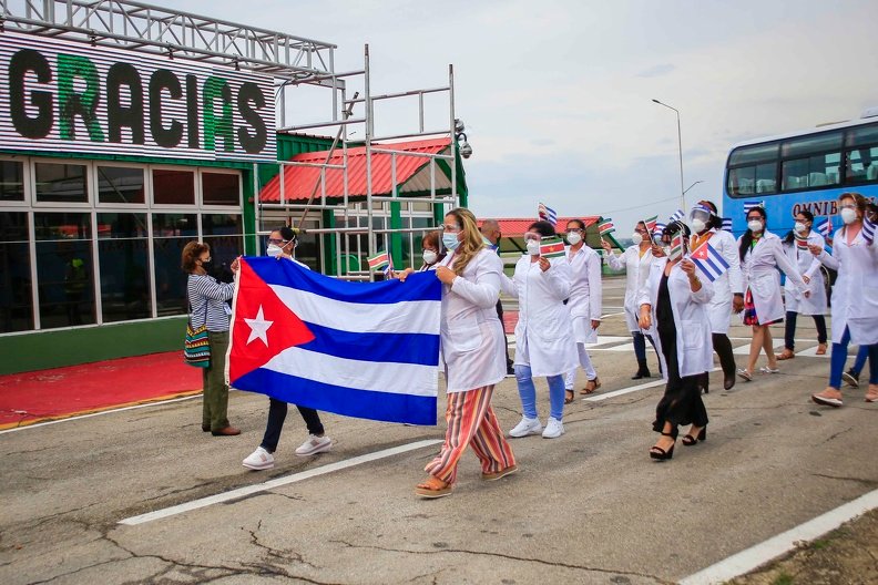 Regresó de Surinam brigada médica cubana que combatió la COVID-19. #CubaSalvaVidas #SomosContinuidad 
<a href="/japortalmiranda/">José Angel Portal Miranda</a> <a href="/DiazCanelB/">Miguel Díaz-Canel Bermúdez</a> <a href="/DrRobertoMOjeda/">Dr. Roberto Morales Ojeda</a> @JorgeLuisPerd20