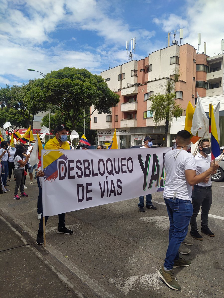 OscarVillamiz's tweet photo. #HoyMarchamos por una #Colombia sin vandalismo, sin bloqueo de vías. #HoyMarchamos para construir país SIN destruir. #MarchaDelSilencio #Bucaramanga

@CeDemocratico @AlvaroUribeVel https://t.co/kTcxGeid6D