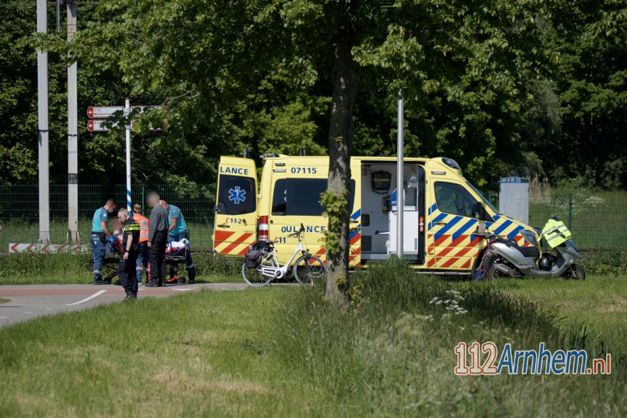 Fietsster naar ziekenhuis na aanrijding met scooter in #Duiven. 112Arnhem.