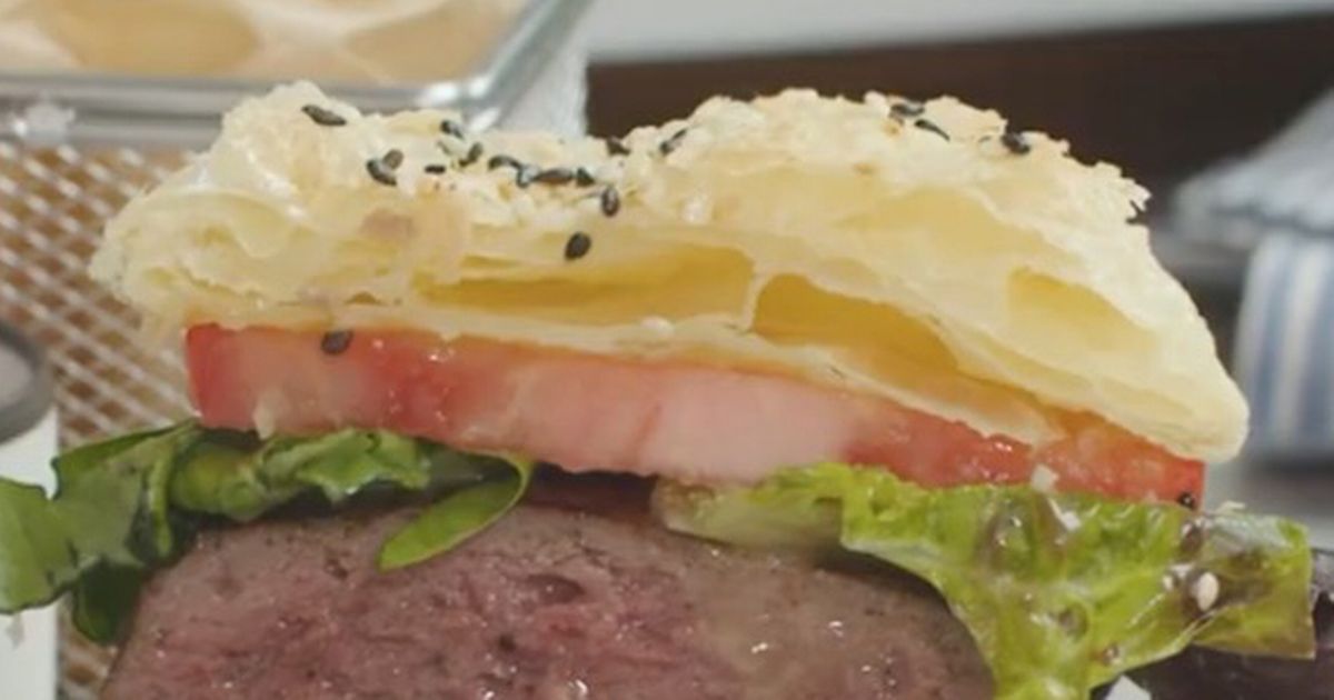Gordon Ramsay divides fans over new 'monster' burger that's 'too big' to eat https://t.co/hweiWRxq59 https://t.co/zXQTnolg6h