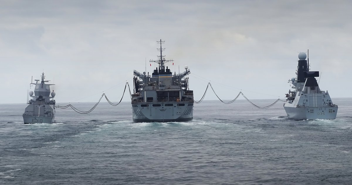NavyLookout's tweet image. .@HMSDragon conducts Replenishment at sea with 🇺🇸USNS Supply and 🇳🇴HNoMS Fridtjof Nansen during #FormidableShield2021