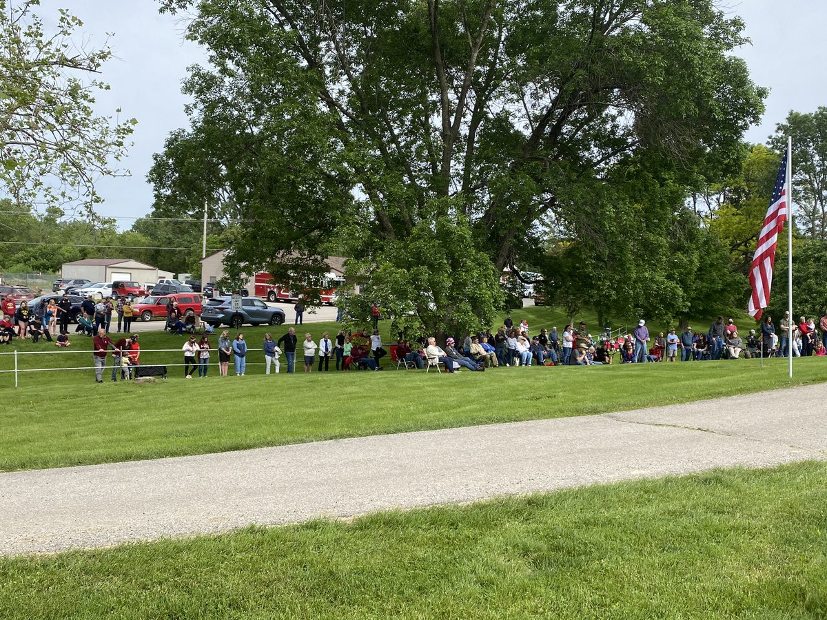 KristinRogersTV's tweet photo. Many people gathered at the cemetery in Mount Vernon this morning to honor veterans who have died. Last year this ceremony was virtual because of COVID, this year the organizer tells me the turnout was more than they could have expected. #MemorialDay2021 @KCRG https://t.co/piEKicWRxw