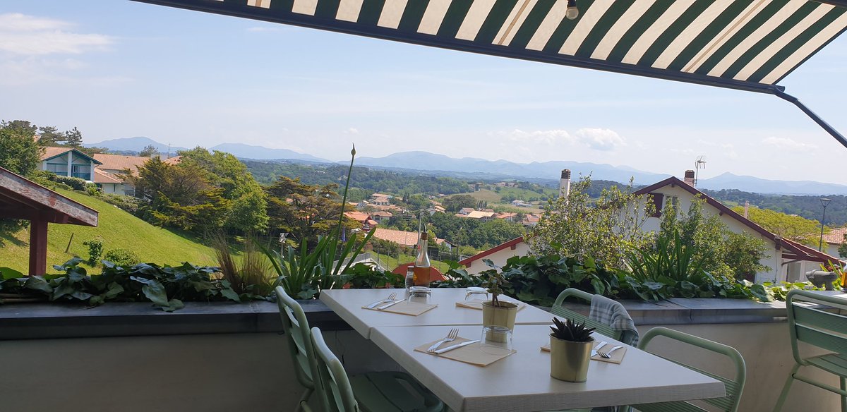Helene75Mahalo's tweet photo. On dirait l'été!!!
Après une petite virée à Hendaye, arrêt à Bidart pour la 1ère terrasse de la saison! 😃 Comme ça fait du bien!👏
#paysbasque #euskalherria #ocean #meteo_pyrenees #So_tourisme https://t.co/XdfMN674dD