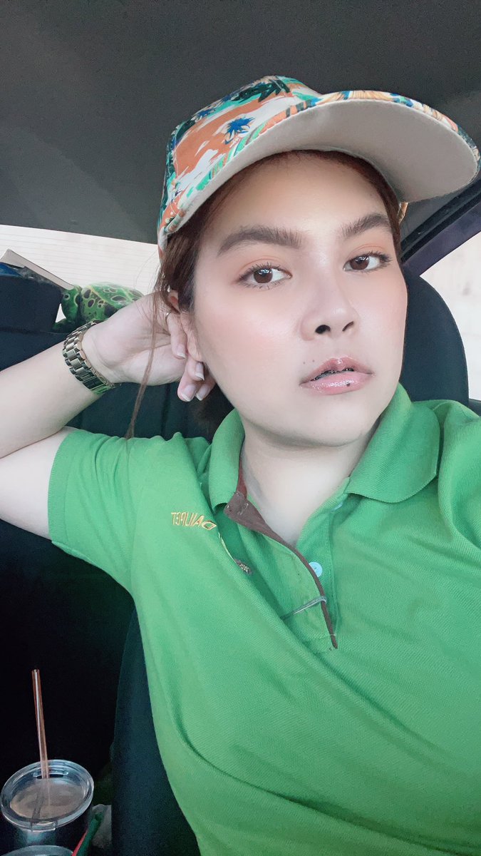 NuchjareeBee's tweet photo. คนอื่นเขาหน้าขาวคอดำ  ทางนี้คอขาวแต่หน้าดำ 🤣🤣 https://t.co/x0EkszWbMl