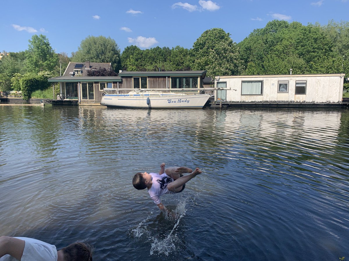 Dat ze vragen ‘Mogen we buitenspelen?’, je even gaat kijken wat ze aan het doen zijn en ontdekt dat je zoon (met kleren en al) blij bommetjes doet in de Vecht 💦 ☀️ 💕