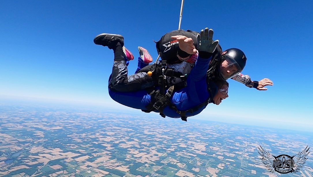 RunningErins123's tweet photo. Y’all go and skydive. Just do it. It’ll be the most terrifyingly amazing experience, but worth every second🤍 #lifeistooshort https://t.co/gjzjNkG3Rs