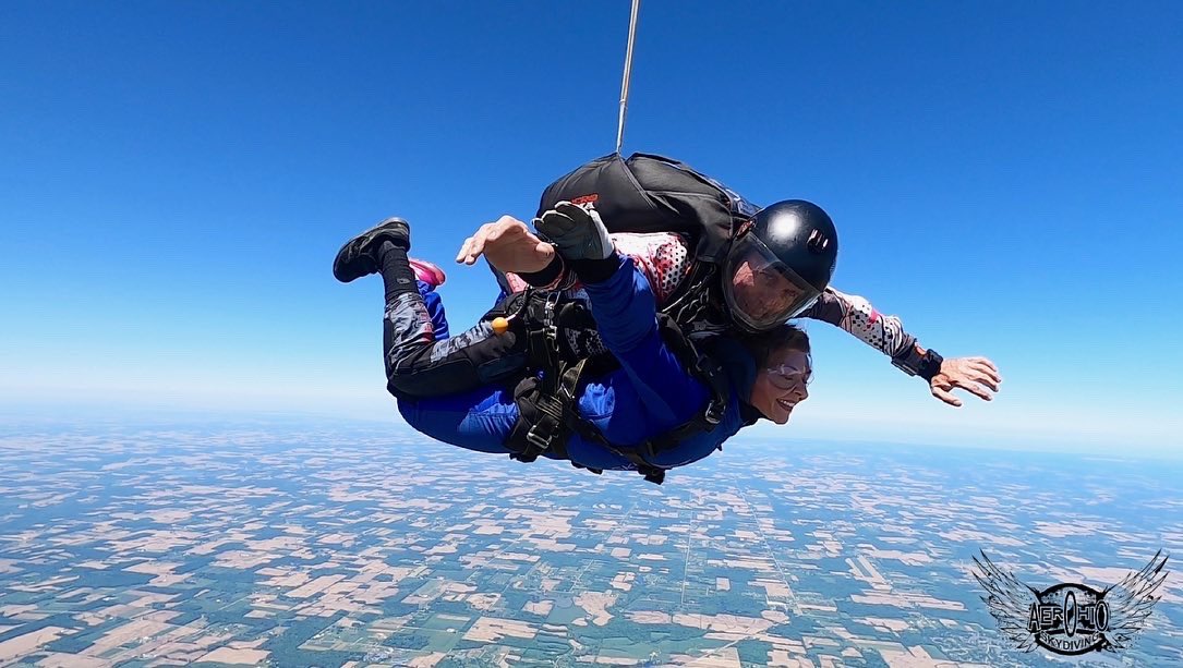 RunningErins123's tweet photo. Y’all go and skydive. Just do it. It’ll be the most terrifyingly amazing experience, but worth every second🤍 #lifeistooshort https://t.co/gjzjNkG3Rs