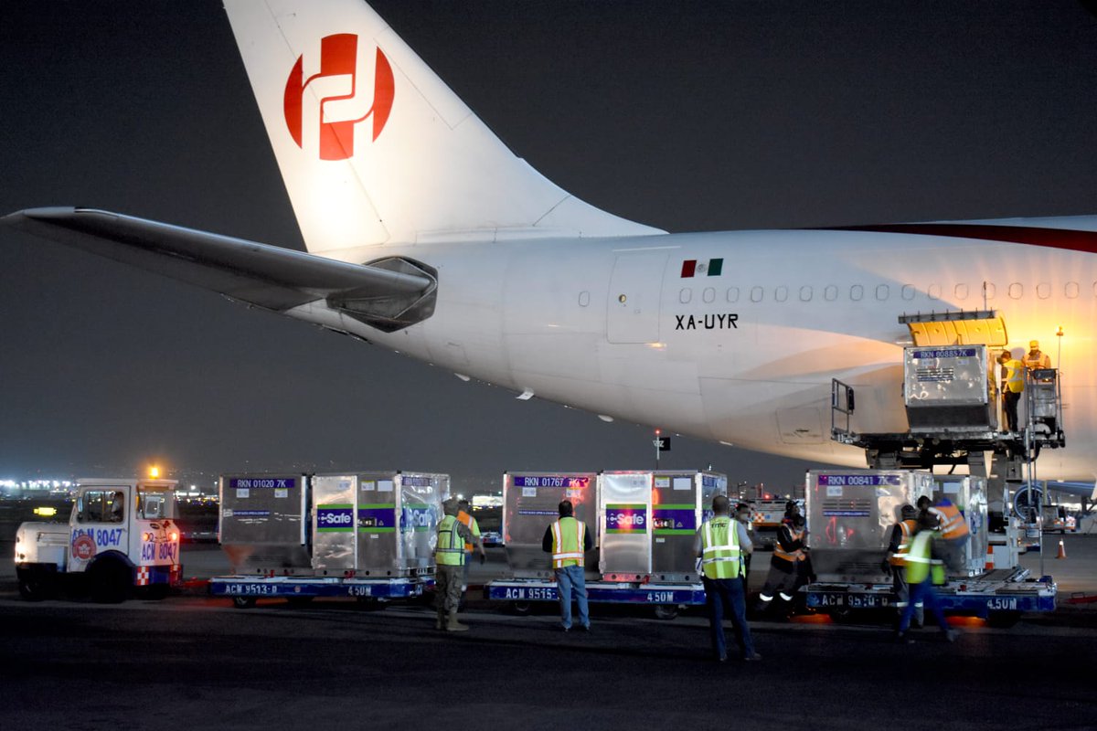 IMSS_Bienestar's tweet photo. Llegaron a #México 2 millones de #vacunas envasadas de #AstraZeneca.
México alcanza la cifra de 40 millones de #vacunas. 35 millones 343 mil 365 dosis de #PfizerBioNTech, #AstraZeneca, #Sinovac, #Gamaleya y #CanSino y se envasaron en México 5 millones en #Drugmex y #Liomont. https://t.co/t4zmXYJGIl