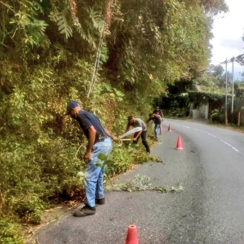 eliasayegh's tweet photo. Comenzamos la semana desplegados en diversos sectores de nuestro municipio realizando el mantenimiento y la recuperación integral de nuestras vías. #SeguimosTrabajando https://t.co/3PPJx65sHY