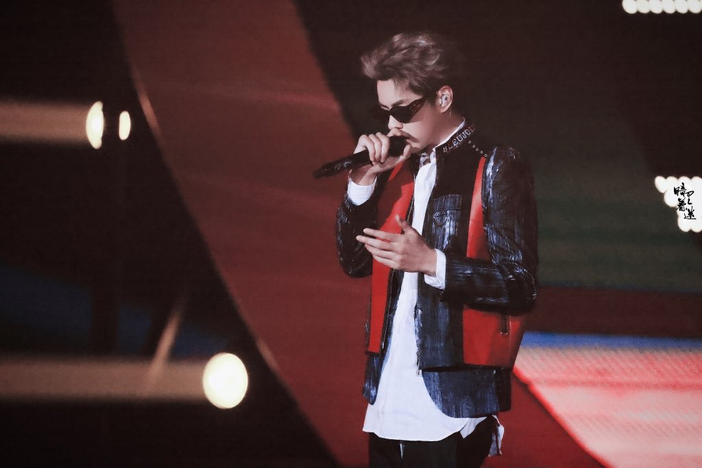 KrisBar_WuYiFan's tweet photo. 210531 Kris Wu at Ebullition Night

Because of you @KrisWu, I am looking forward to my summer time with my full enthusiasm🧡

Cr:p1-2暗里着迷·吴亦凡
p3-4 HiPainter_小画家吴亦凡个人站
#KrisWu #WuYiFan #KrisWu20XXSoar https://t.co/92dm10Z2AV