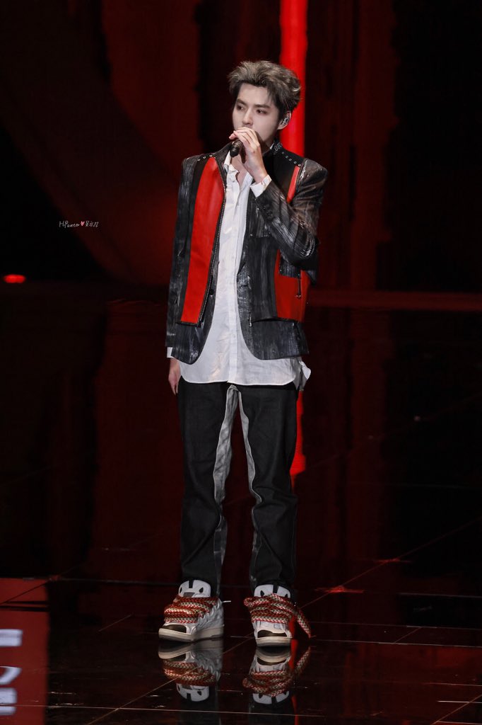 KrisBar_WuYiFan's tweet photo. 210531 Kris Wu at Ebullition Night

Because of you @KrisWu, I am looking forward to my summer time with my full enthusiasm🧡

Cr:p1-2暗里着迷·吴亦凡
p3-4 HiPainter_小画家吴亦凡个人站
#KrisWu #WuYiFan #KrisWu20XXSoar https://t.co/92dm10Z2AV