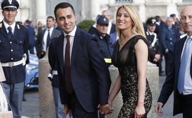 tempoweb's tweet photo. Virginia rivela: "Ne abbiamo parlato". Ma c'entra anche il tetto ai due mandati... #luigidimaio #virginiasaba #matrimonio #m5s #31maggio https://t.co/UBwJMCiJrK https://t.co/6kTG3RXcrq