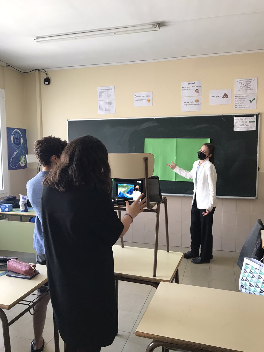 MMCCBCN's tweet photo. Aquí teniu alguns moments de les gravacions amb croma dels programes de meteorologia que han fet les classes de 1r d’ESO! #ciència #atmosfera #meteorologia #anticiclons #borrasques #sol #núvol https://t.co/sDGvTio2Zh