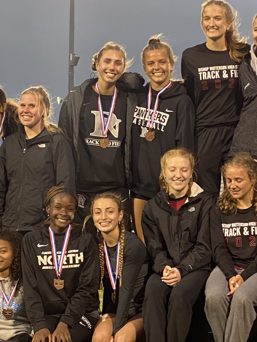 PN_GirlsXCTF's tweet photo. This amazing 4x400 relay of @GreegorLauren, @karag1818, @catepickering, and @amaraokpalaoka placed 3rd (4:03.64) to advance!! https://t.co/ElyINzITJk