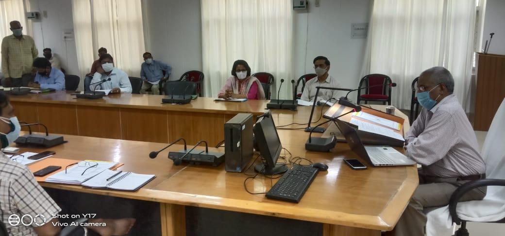 DM_MIRZAPUR's tweet photo. 50 लाख से अधिक लागत की निर्माणाधीन परियोजनाओं की समीक्षा बैठक करते मंडलायुक्त एवं जिला अधिकारी।

कार्यदायी संस्थाओं को समय से कार्य पूर्ण कराने का दिया निर्देश।

नए परियोजनाओं के भूमि पूजन के साथ दूरदर्शिता का प्रयोग करें अधिकारी
@homeupgov @UPCMOffice  @InfoDeptUP @ChiefSecyUP https://t.co/kIZ3AjDpIP