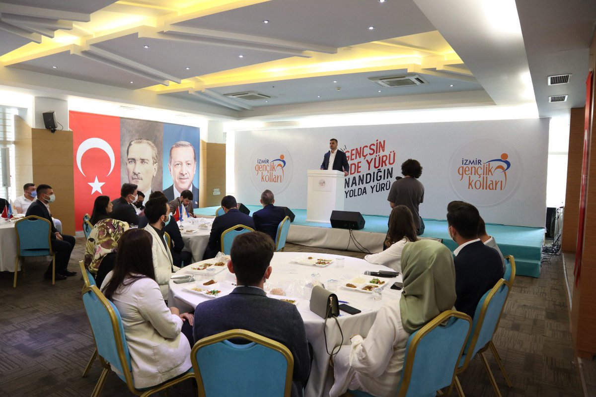 30 İlçe, binlerce genç yürek! 

İzmir'de 30 ilçemizin ilçe gençlik kolları başkanlarıyla buluştuk. 
Teşkilatlarımızın azimli çalışmalarını görmek bizleri mutlu etmeye devam ediyor. Teşekkürler <a href="/akgenclikizmir/">AK Gençlik İzmir</a> 🇹🇷