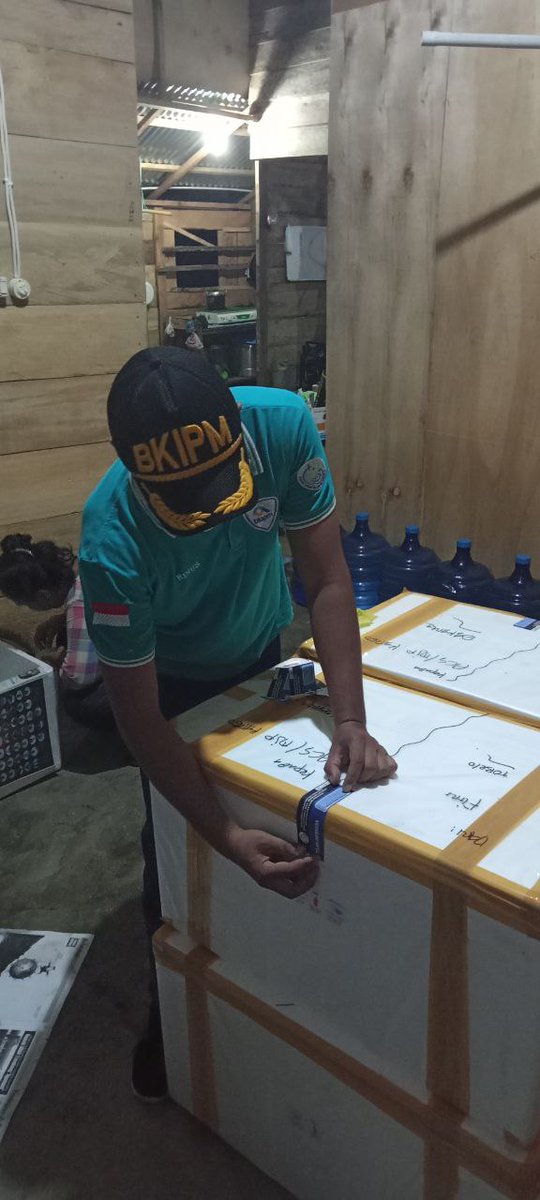 TobeloBkipm's tweet photo. 01-06-2021. Midnihgt. Pemeriksaan Media Pembawa Lobster Hidup 259 ekor dan udang kipas 60 ekor di Farm milik Ibu Fitri Ary Yani yang akan dilalulintaskan tujuan Jakarta #OneHealthKIPM @HumasBKIPM @BKIPMJakartaI @BKIPMTernate #MenteriKelautanPerikanan #MenteriTrenggono #MenteriKKP https://t.co/DIm3E38xHO