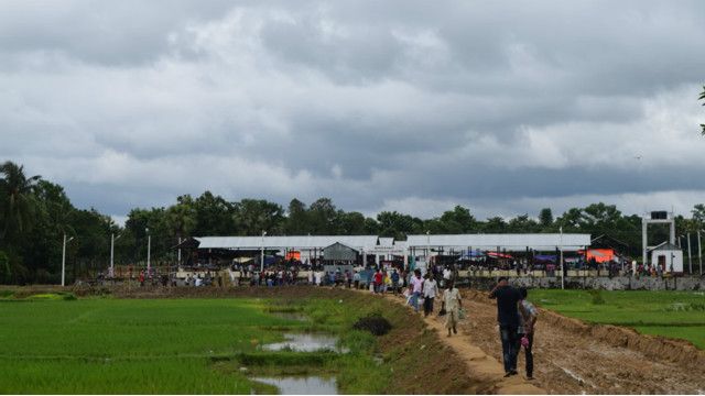FriendsBsf's tweet photo. বন্ধুত্ব বজায় রাখার জন্য #BSF ও #BGB প্রচেষ্টা #প্রশংসনীয়
 
#বাংলাদেশ ও #ভারত, দুদেশের পারস্পরিক সমঝোতায় সীমান্ত এলাকার মানুষের জন���য ২০১১ সাল থেকে সীমান্ত হাট চালু করা হয়েছে, যেখানে দুদেশের সীমান্ত এলাকার মানুষজন প্রতি সপ্তাহে অন্যদেশের পণ্য কেনার সুযোগ পান।

@theBDarmy @ANI https://t.co/JDkSiFIwYt