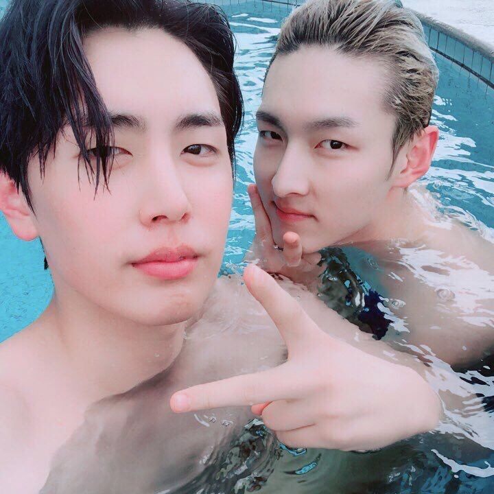 buajae's tweet photo. ก้ออออ จยุนฮยองอ่ะ มาชวนเค้าไปง่ายน้ำไง ก็เตงไม่ว่างอ่ะ อินซองฮยองก็ไม่ว่าง เลยต้องไปกันสองคน #RoZu #โรจู #JaeZu #แจจู https://t.co/frwog0f67f