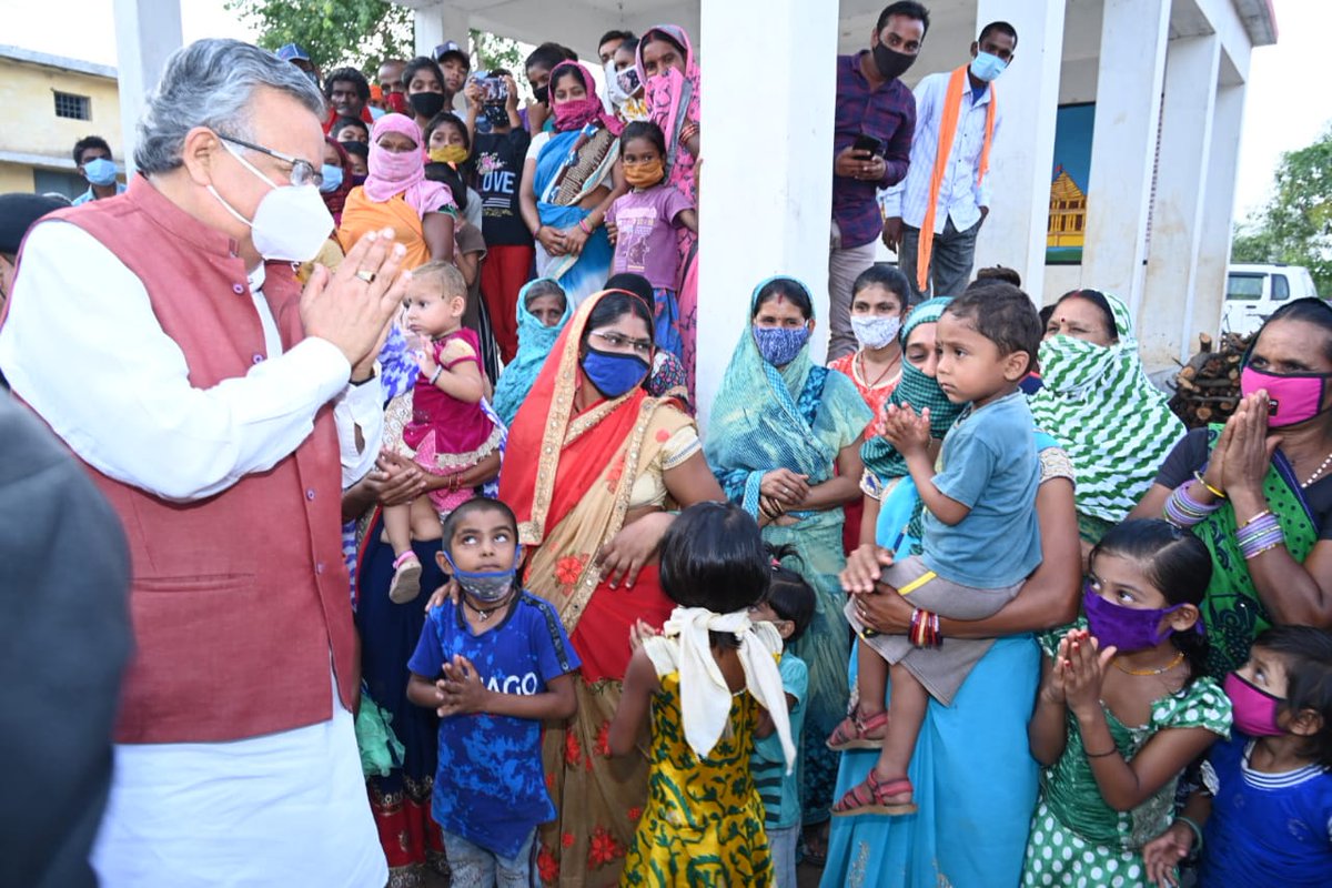 drramansingh's tweet photo. आज राजनांदगांव जिले में #SevaHiSangathan कार्यक्रम के तहत गरीबों को कोरोना से बचाव के लिए मास्क एवं सूखा राशन वितरित किया।

इस आपदा काल में हम सब साथ मिलकर ही कोरोना से लड़ाई जीत पाएंगे।भाजपा के कार्यकर्ता अपनी सामर्थ्य के अनुसार गांव-गांव में सेवा का यह अनुपम कार्य कर रहे हैं। https://t.co/Mr8DMMiTN1