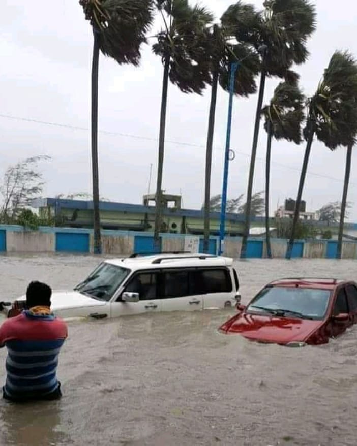 cycloneamphanr1's tweet photo. This is the sad state of affairs in West Bengal

The people of Bengal need your help
Head over to the link to donate for a good cause
https://t.co/DkXDbmwm74

#cycloneyaasrelief #yaascyclone #ketto #crowdfunding #westbengal #medinapur #sunderbans https://t.co/rxdI6KNh14
