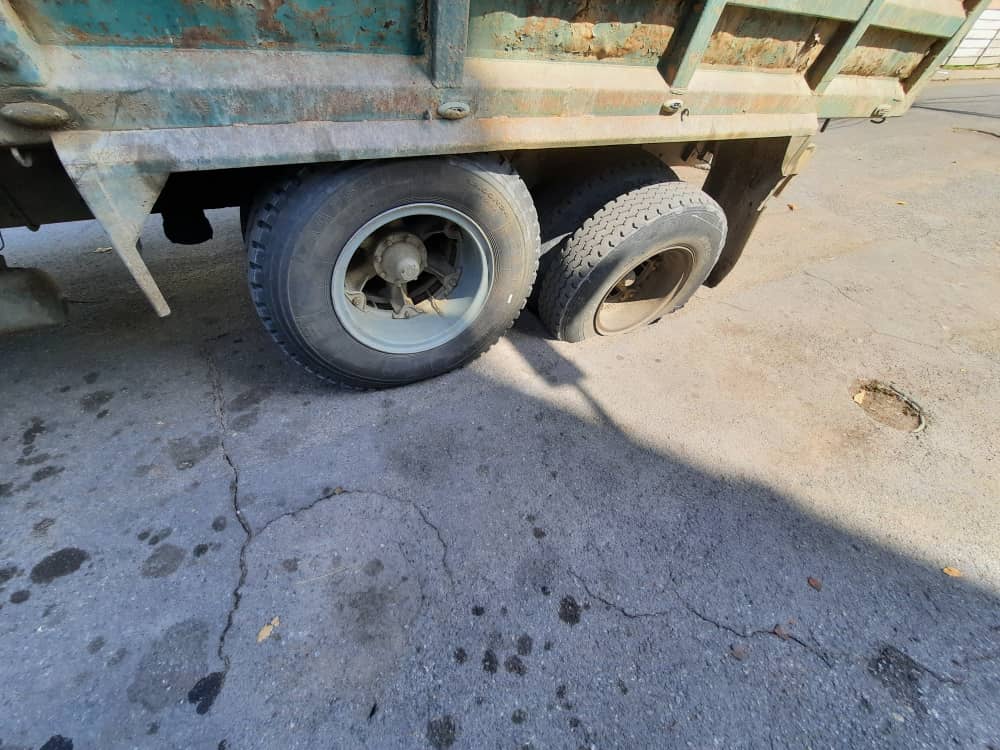 kurucuteando's tweet photo. #KuruActualidad (31/05) #Maracay Ay Dios. Este conductor está aterrorizado. Cerca de la Av. 10 de abril, muy cerca del centro de Maracay, un camión cayó en un hueco y el caucho se hundió profundamente. La zona se siente inestable.🔍#Aragua #31May @andrearochap
Fotos: @CronosMejia https://t.co/KChZvzivck