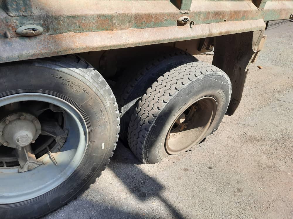 kurucuteando's tweet photo. #KuruActualidad (31/05) #Maracay Ay Dios. Este conductor está aterrorizado. Cerca de la Av. 10 de abril, muy cerca del centro de Maracay, un camión cayó en un hueco y el caucho se hundió profundamente. La zona se siente inestable.🔍#Aragua #31May @andrearochap
Fotos: @CronosMejia https://t.co/KChZvzivck