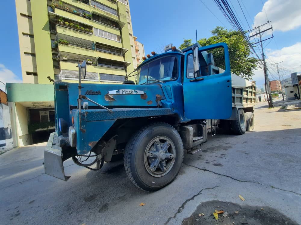 kurucuteando's tweet photo. #KuruActualidad (31/05) #Maracay Ay Dios. Este conductor está aterrorizado. Cerca de la Av. 10 de abril, muy cerca del centro de Maracay, un camión cayó en un hueco y el caucho se hundió profundamente. La zona se siente inestable.🔍#Aragua #31May @andrearochap
Fotos: @CronosMejia https://t.co/KChZvzivck