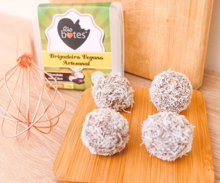 riobites's tweet photo. Além de terem um sabor único e irresistível, nossos produtos carregam muita energia positiva e proporcionam bons encontros e momentos de alegria! #brigadeiro#brigadeirogourmet#doces#natural#vegano#vegetariano#veggie#docesgourmet#docespersonalizados#brasil#sc#floripa#florianopolis https://t.co/Il7qbhVFvD
