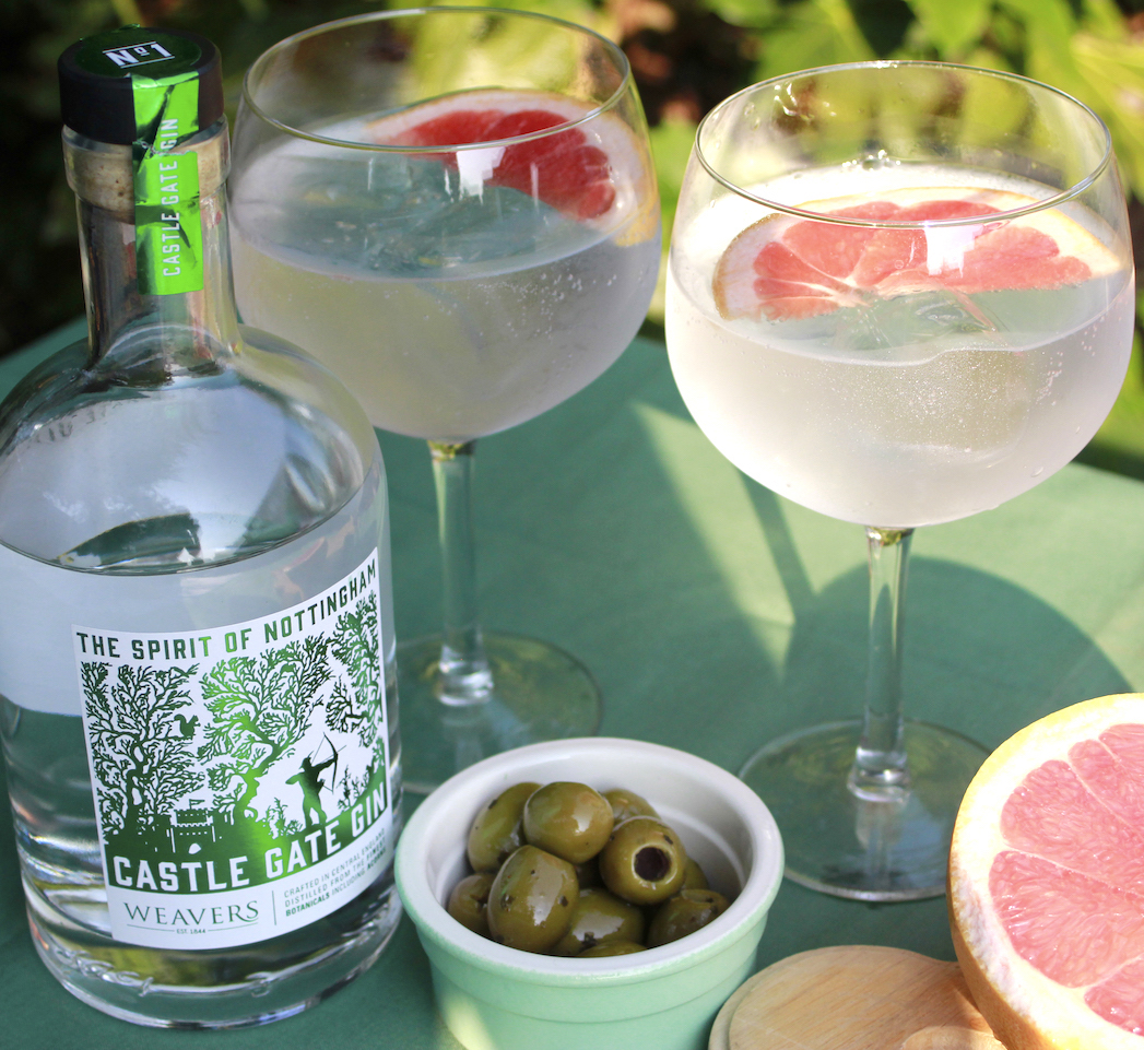 We hope you are enjoying some Bank Hol sunshine and preferably with your fave gin and garnishes.  Summer 'gin o clock' outside has been a long time coming but very much appreciated now that it is here.⁠ ow.ly/pm4U50EVAZq
#castlegategin #fiveoclockgin #ginoclock #summer