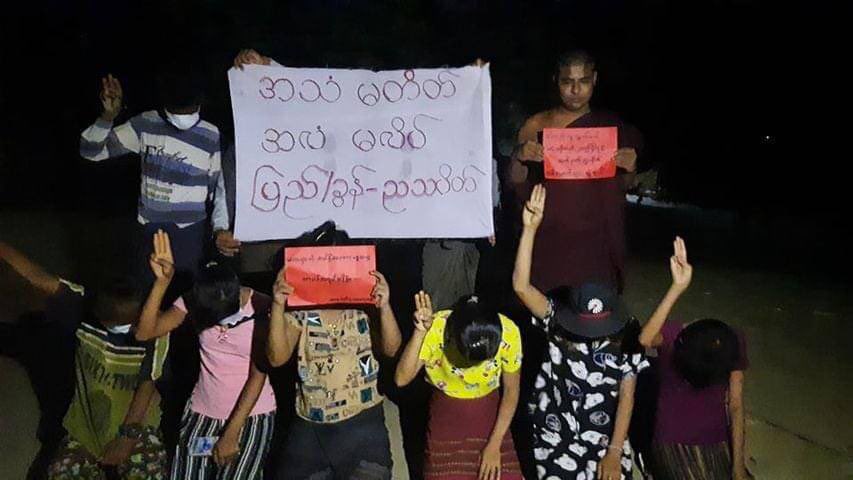 2021Revtweets's tweet photo. Despite difficulties, the Pyigyitakun night strike, led by a monk charged under Section 505 (A), was organized.
#May31Coup
#WhatsHappeningInMyanmar https://t.co/0vn1TkLLEa